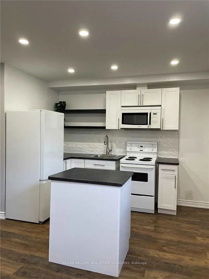233 Lakeshore Road E 4, Mississauga, ON L5G 1G8