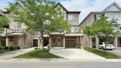 Att/Row/Townhouse in Milton