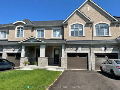 Att/Row/Townhouse in Milton