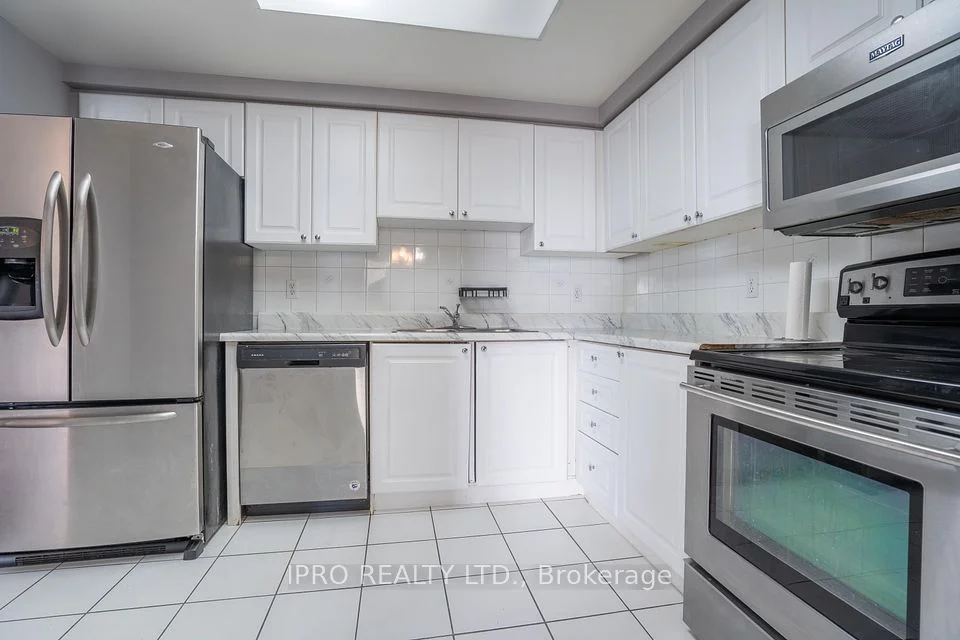 135 Hillcrest Avenue 2208, Mississauga, On L5b 4b1