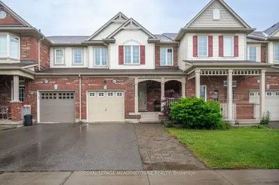 Att/Row/Townhouse in Milton