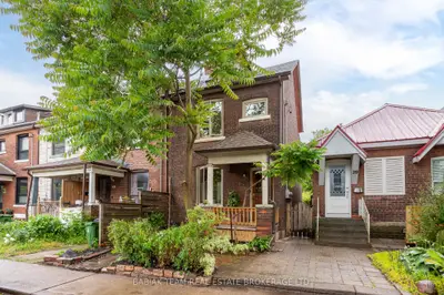 Att/Row/Townhouse in Toronto