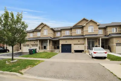Att/Row/Townhouse in Brampton
