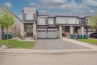Att/Row/Townhouse in Brampton