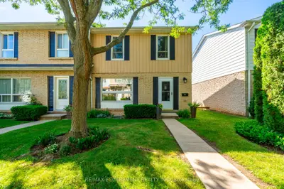 Condo Townhouse in Burlington