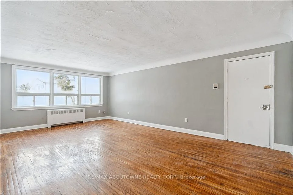 145 North Service Road E 3, Oakville, ON L6H 1A3