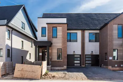Att/Row/Townhouse in Oakville