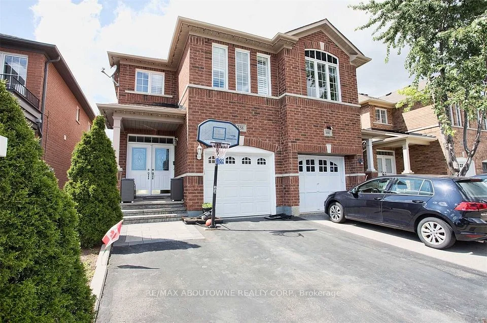158 Breton Avenue Upper, Mississauga, ON L4Z 4K4