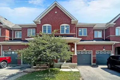 Att/Row/Townhouse in Brampton