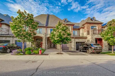 Att/Row/Townhouse in Oakville