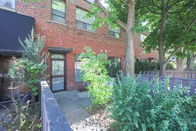 Att/Row/Townhouse in Toronto