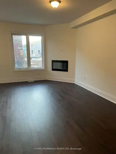 Att/Row/Townhouse in Brampton