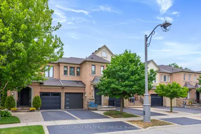 Att/Row/Townhouse in Oakville