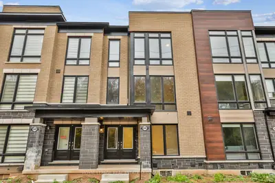 Att/Row/Townhouse in Oakville