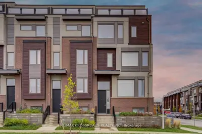 Att/Row/Townhouse in Toronto