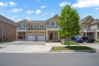 Att/Row/Townhouse in Oakville