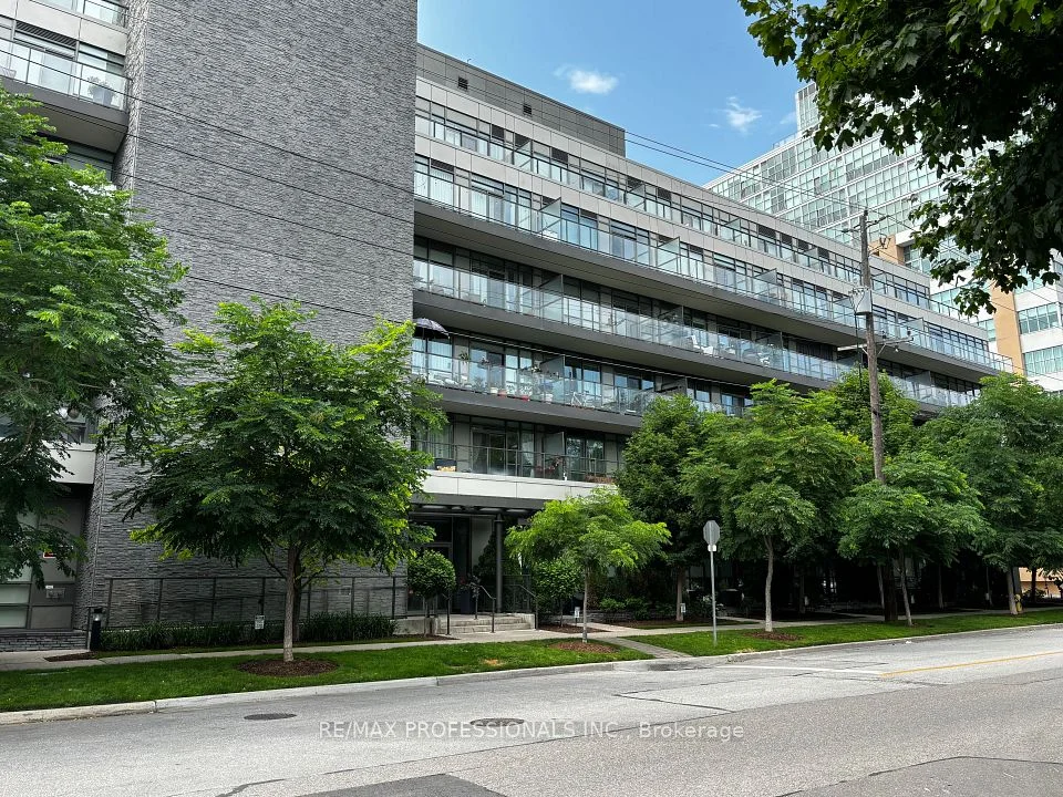 8 Fieldway Road 303, Toronto W08, ON M8Z 3L2