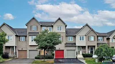 Att/Row/Townhouse in Oakville