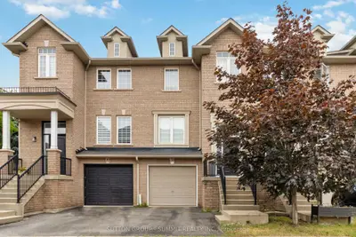 Att/Row/Townhouse in Oakville