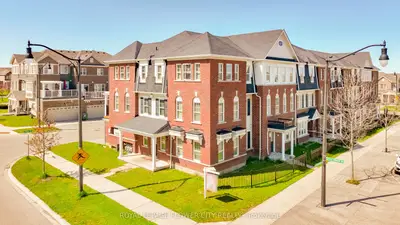 Att/Row/Townhouse in Brampton