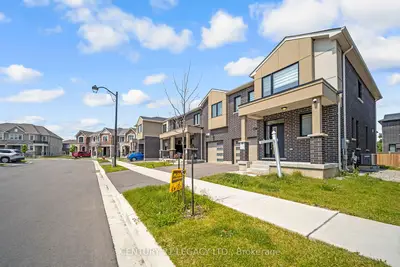 Att/Row/Townhouse in Milton