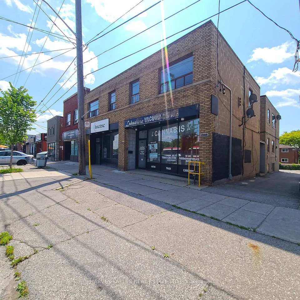 3813 Lake Shore Boulevard W 1, Toronto W06, ON M8W 1R2
