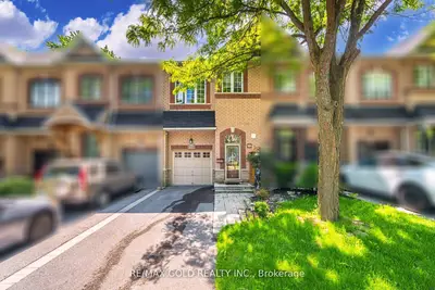 Att/Row/Townhouse in Brampton