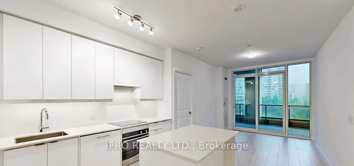 30 Elm Drive W 301, Mississauga, ON L5A 4C3