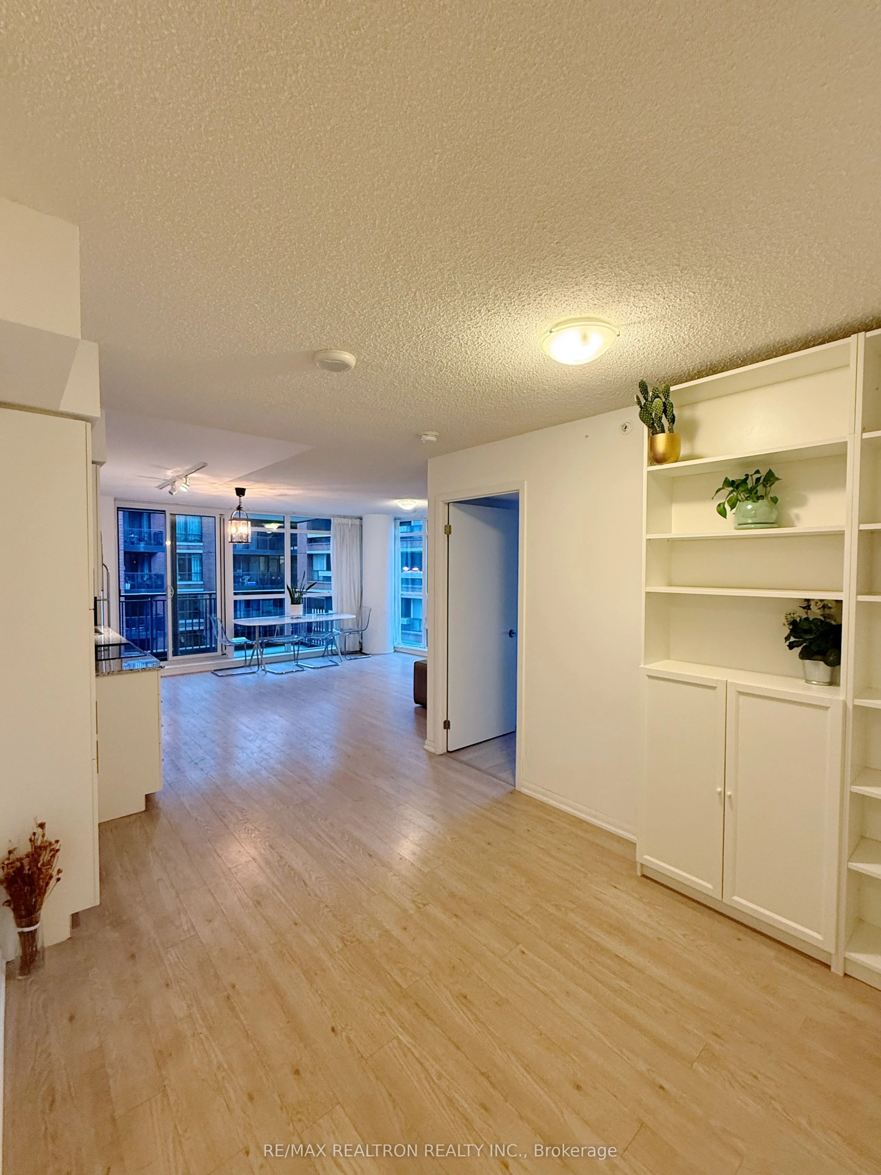 800 LAWRENCE Avenue W 523, Toronto W04, ON M6A 0B1