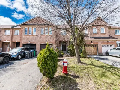 Att/Row/Townhouse in Brampton