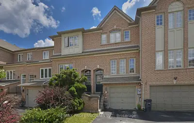 Att/Row/Townhouse in Toronto