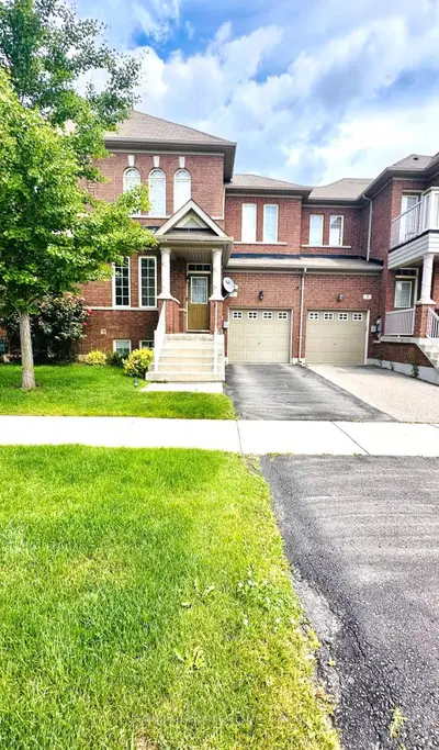 Att/Row/Townhouse in Brampton