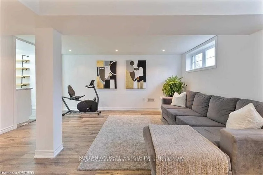 490 STANFIELD Drive, Oakville, ON L6L 3R3