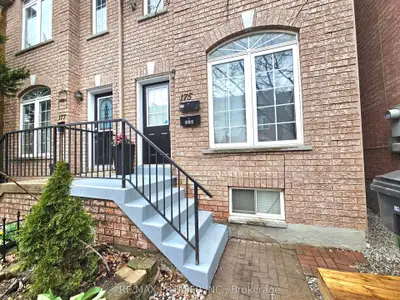 Att/Row/Townhouse in Toronto