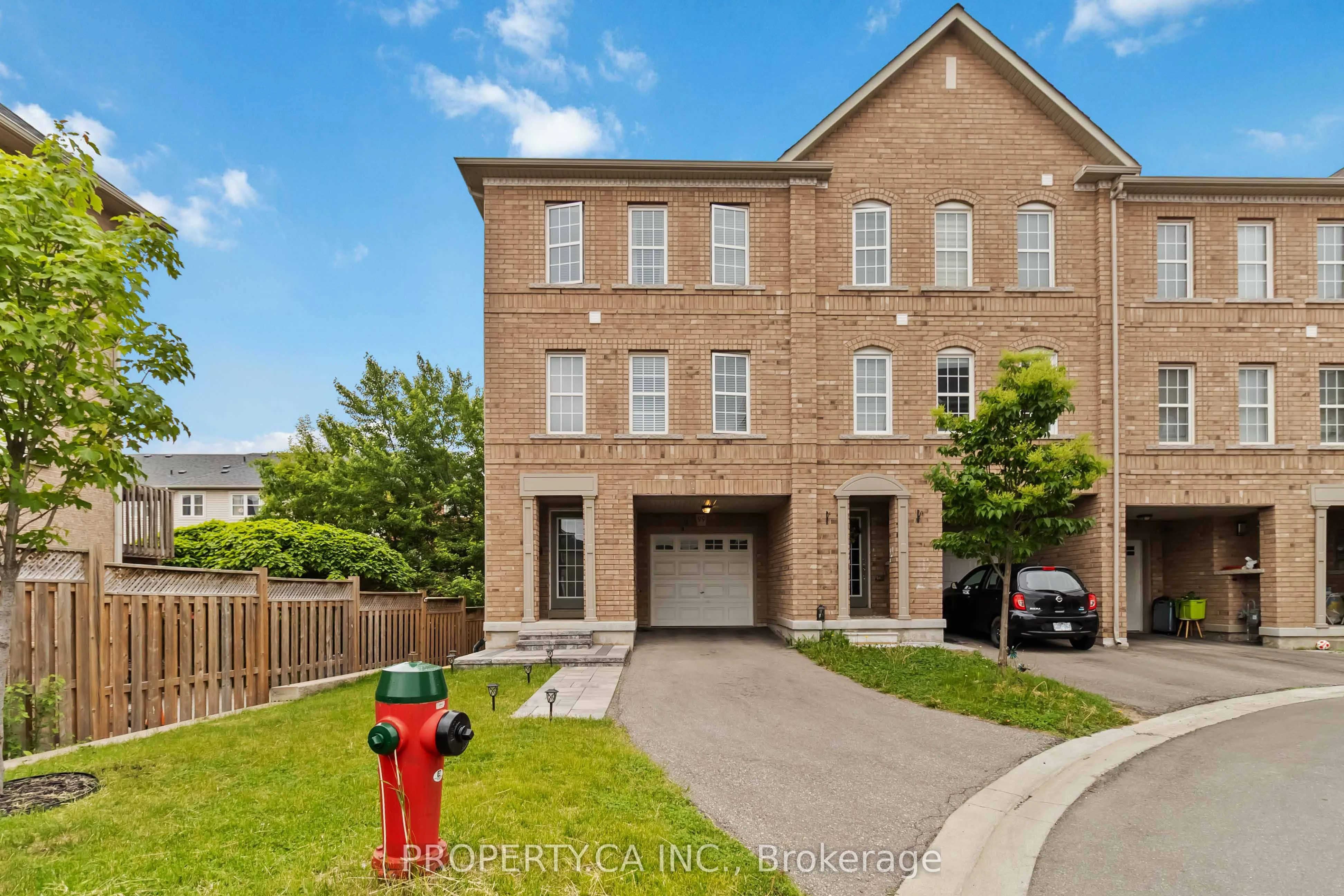Att/Row/Townhouse in Oakville