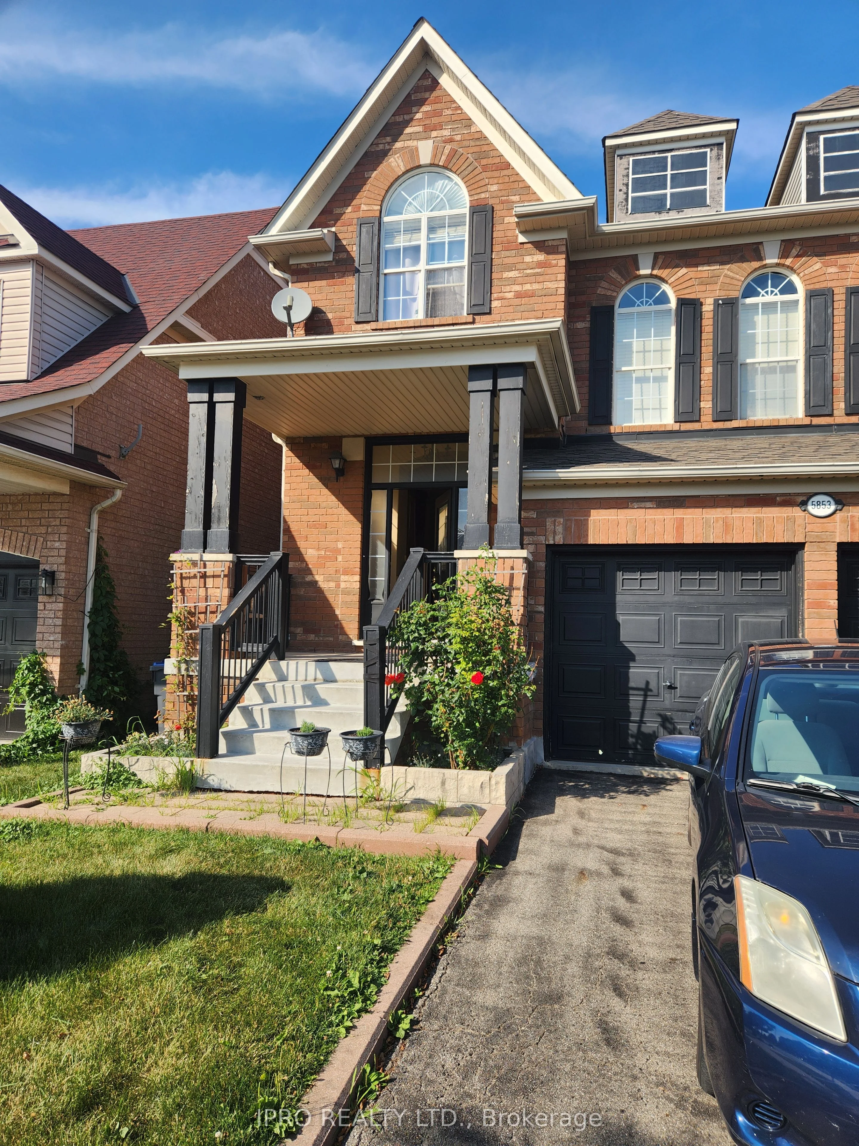 5853 whitehorn Crescent, Mississauga, ON L5V 2Y9
