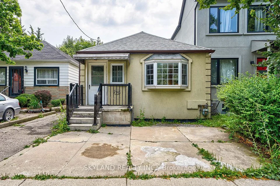 757 Oxford Street, Toronto W06, ON M8Z 1L4