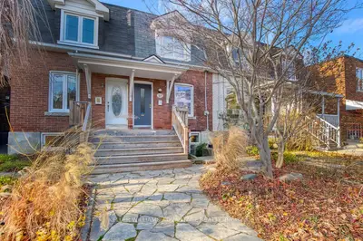 Att/Row/Townhouse in Toronto