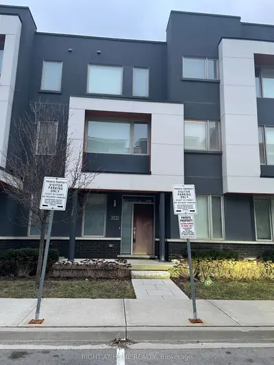 Att/Row/Townhouse in Oakville