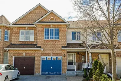 Att/Row/Townhouse in Toronto