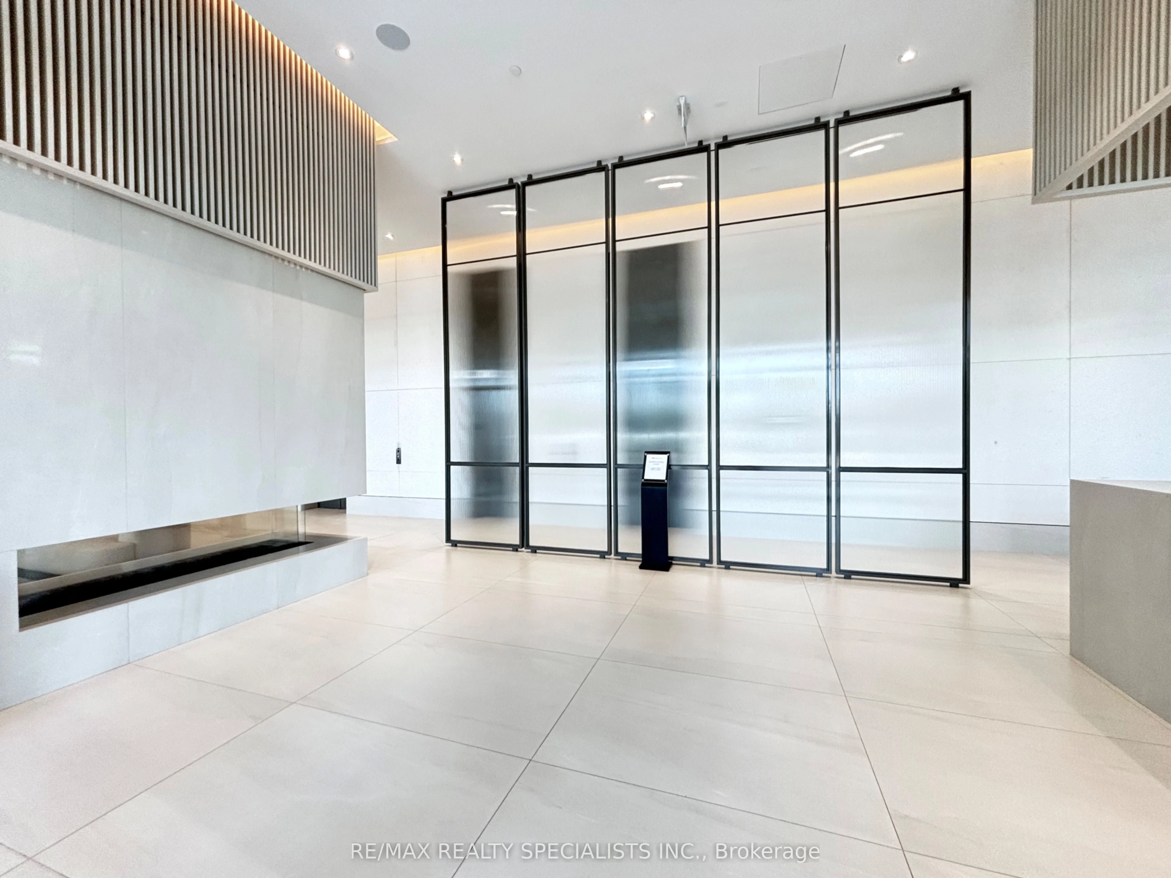28 Ann Street 404, Mississauga, On L5g 3g1