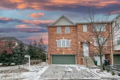 Att/Row/Townhouse in Mississauga