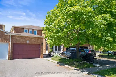Att/Row/Townhouse in Brampton