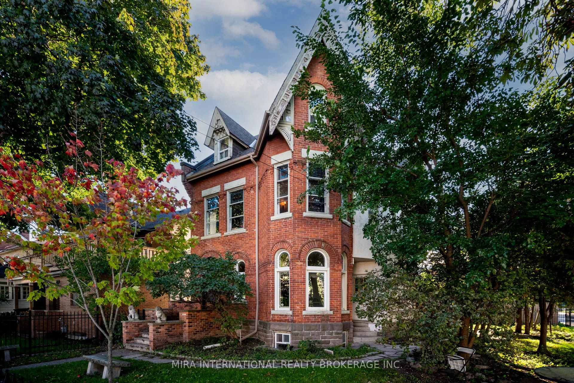 60 Brock Avenue 102, Toronto W01, ON M6K 2L2