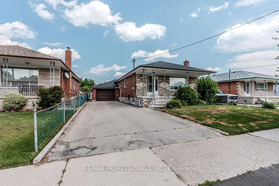 15 Nordin Avenue, Toronto W08, ON M8Z 2A9