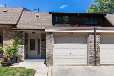 Condo Townhouse in Burlington