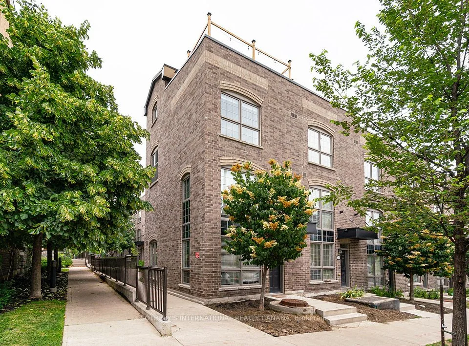 216 Brandon Avenue 27, Toronto W02, ON M6H 2E1