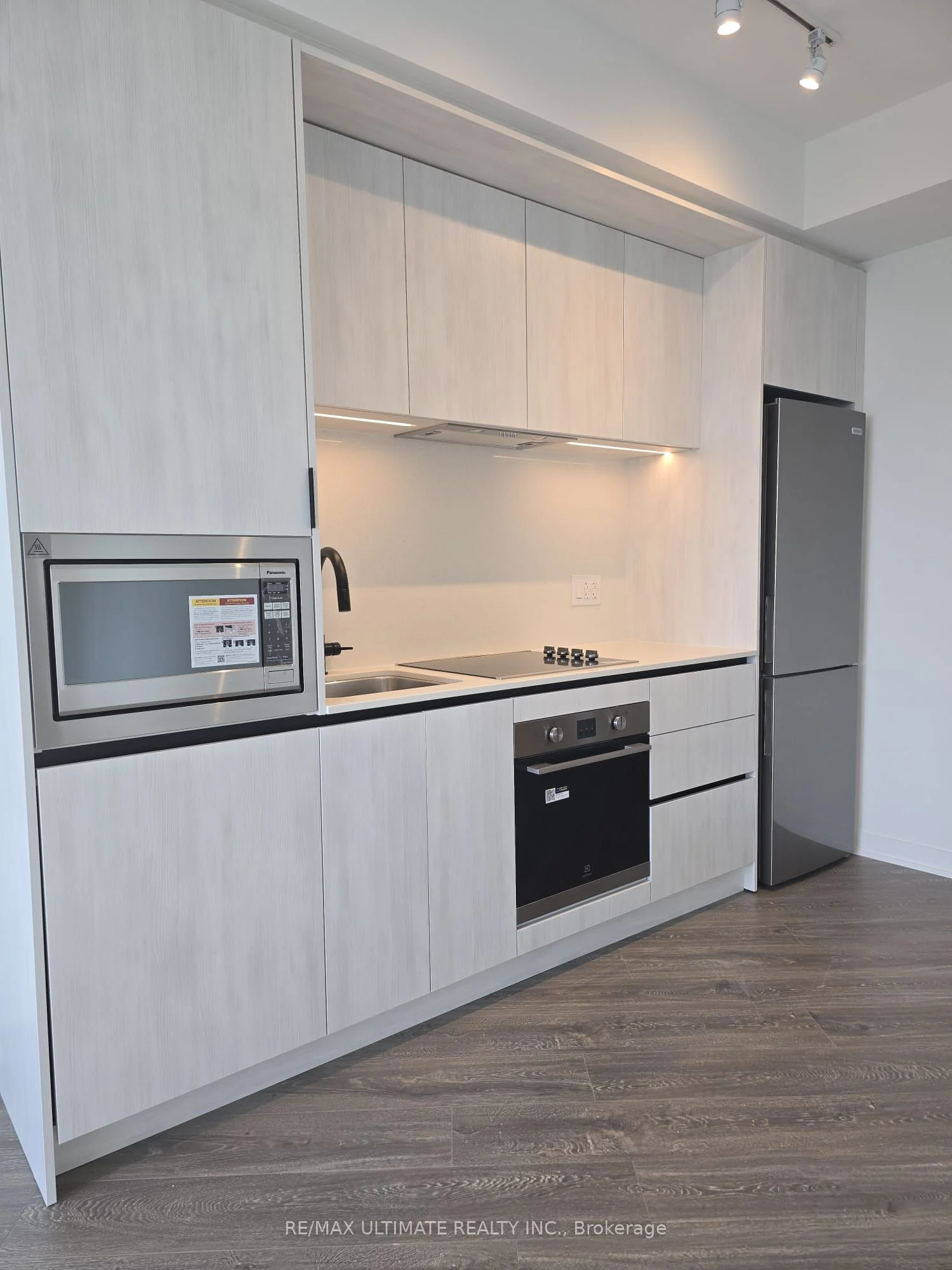2495 Eglinton Avenue W 1301, Mississauga, ON L5M 2T2
