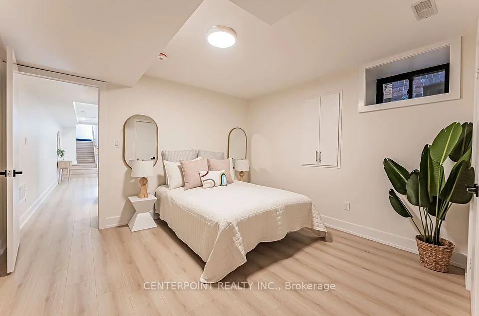 20 Roblocke Avenue Bsmt, Toronto W02, On M6g 3r7
