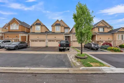 Att/Row/Townhouse in Milton